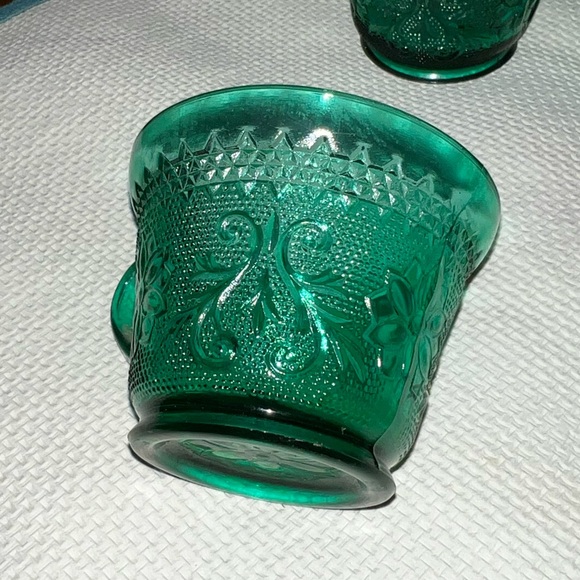 Vintage Tiara Emerald Pressed Glass Small Teacups - Picture 9 of 15